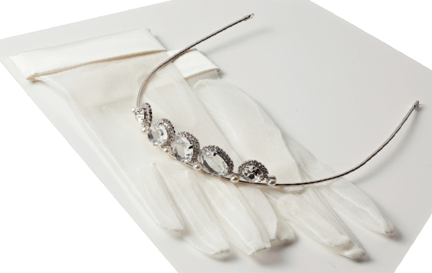 Classic Designs: The Right Way to Play with Accessories! How to Wear an A-Line Wedding Dress ♡にて紹介している画像