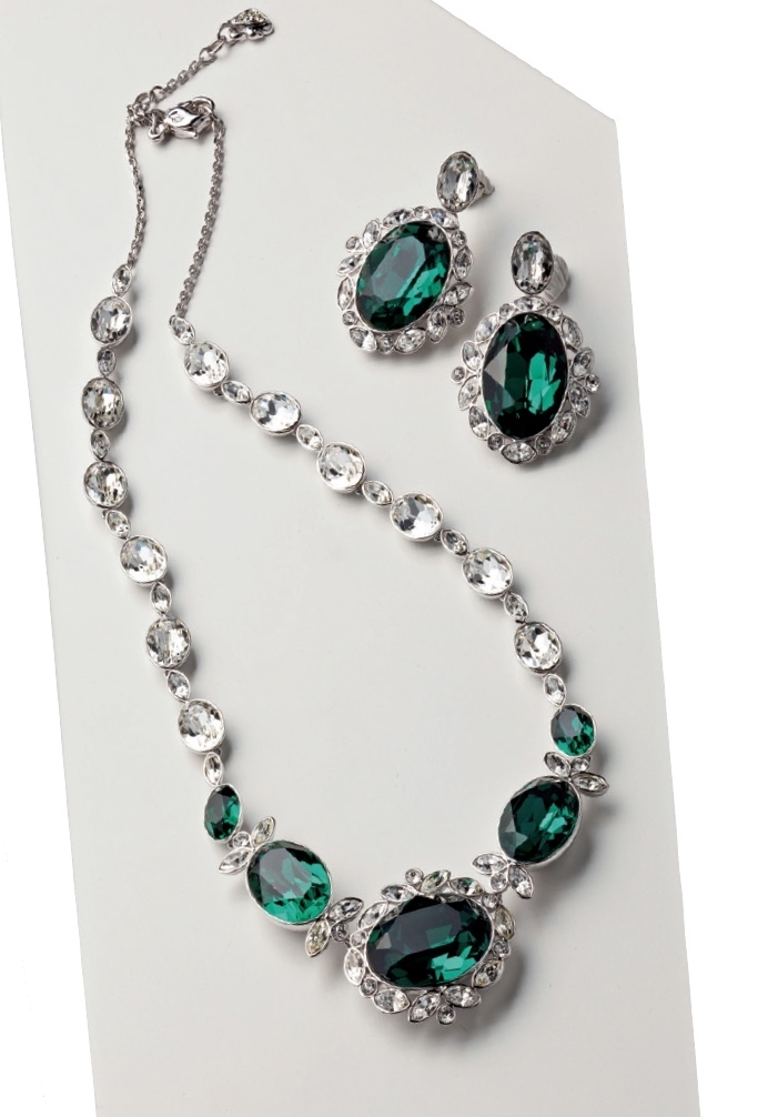 Classic Designs: The Right Way to Play with Accessories! How to Wear an A-Line Wedding Dress ♡にて紹介している画像