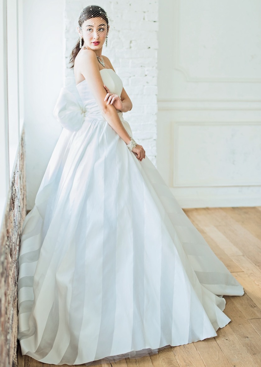 Classic Designs: The Right Way to Play with Accessories! How to Wear an A-Line Wedding Dress ♡にて紹介している画像