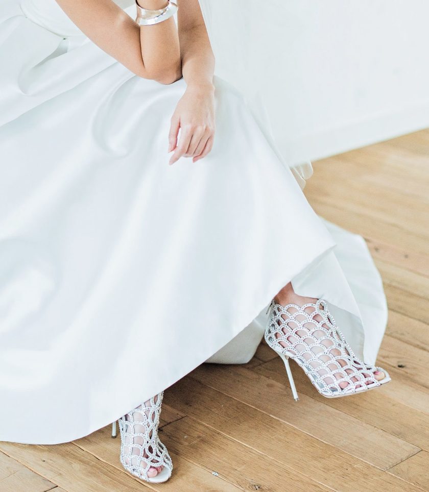 Classic Designs: The Right Way to Play with Accessories! How to Wear an A-Line Wedding Dress ♡にて紹介している画像