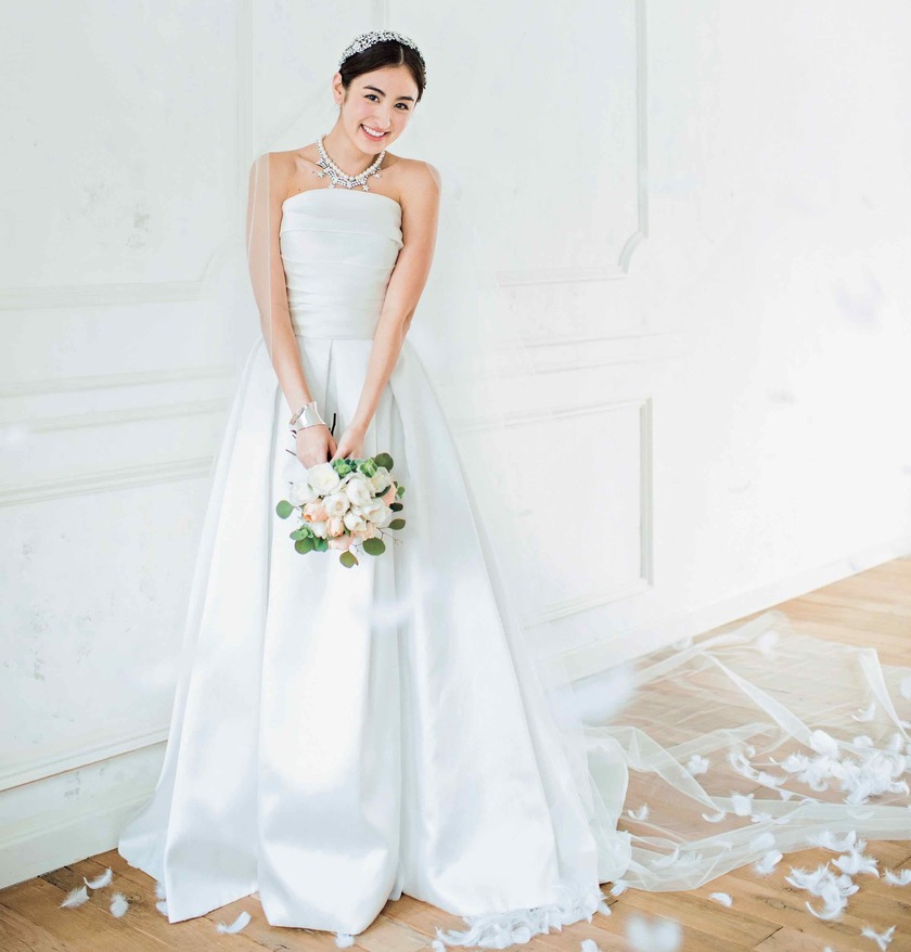 Classic Designs: The Right Way to Play with Accessories! How to Wear an A-Line Wedding Dress ♡にて紹介している画像
