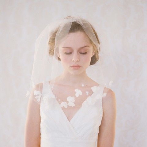 Can't Take My Eyes Off Him♡ Create an Adorably Cute and Pure Bride with a Short Veil*にて紹介している画像