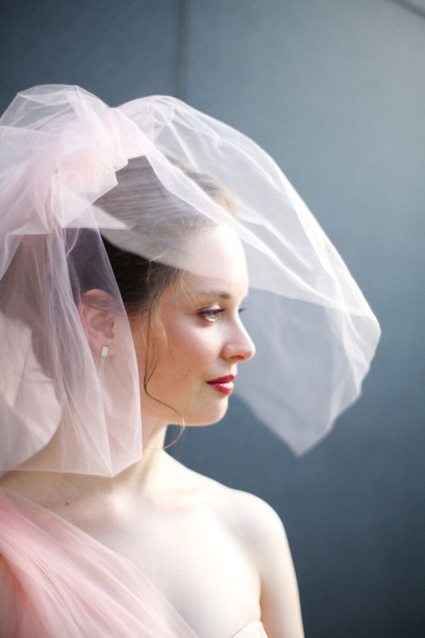 Can't Take My Eyes Off Him♡ Create an Adorably Cute and Pure Bride with a Short Veil*にて紹介している画像