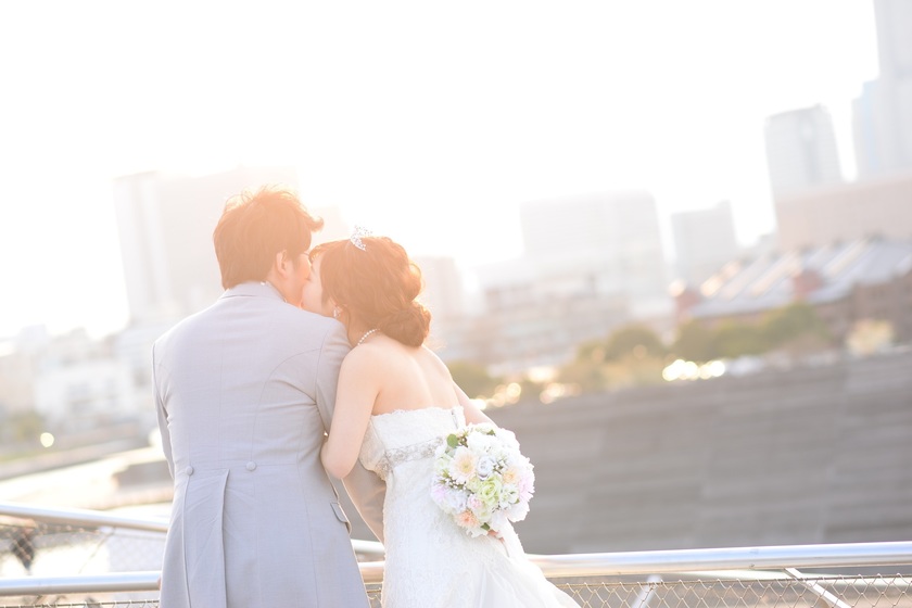 7 Natural Poses for Wedding Photos that Showcase Your Close Bond Without Props 💕にて紹介している画像