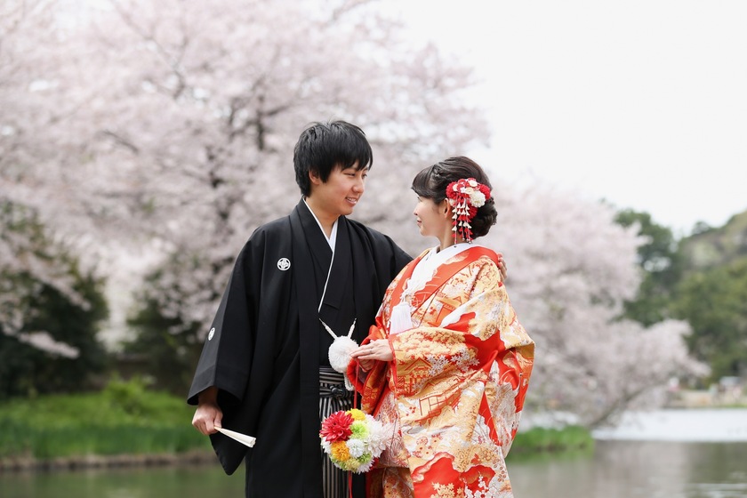 和装前撮りする花嫁さん必見♡真似したいお洒落・可愛い定番ポーズ8選＊にて紹介している画像