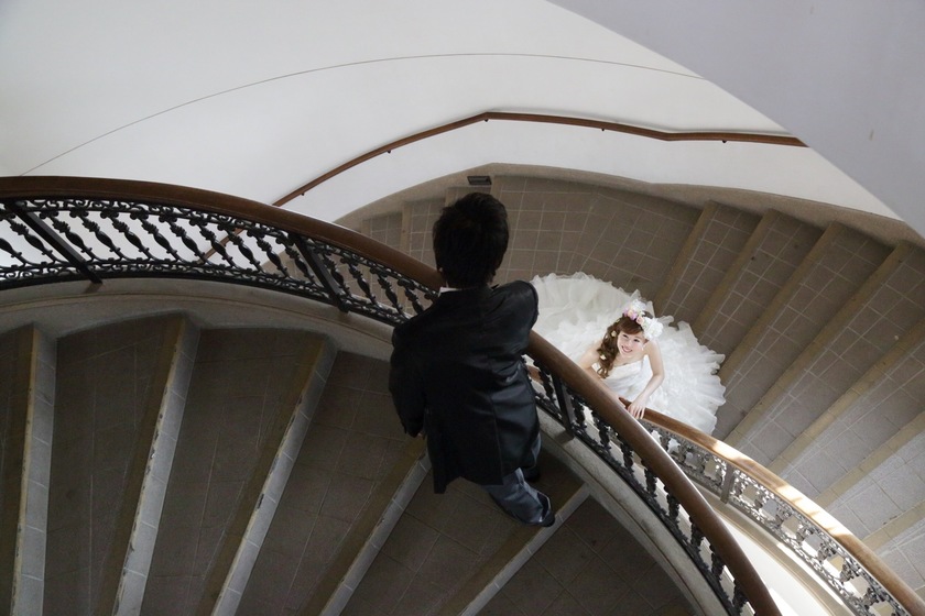 ロマンティックで美しい一枚が残せる。結婚式場の《階段》で撮るウェディングフォトまとめ＊にて紹介している画像