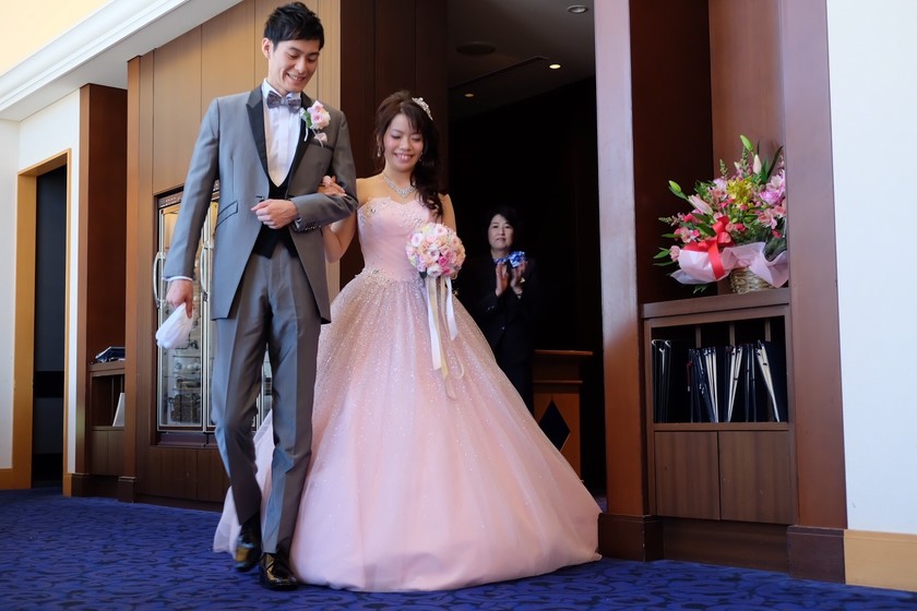 ゲストもビックリ！お色直し後に、さっきまで着ていたドレスや色打掛を会場に飾るアイデアが凄い！にて紹介している画像