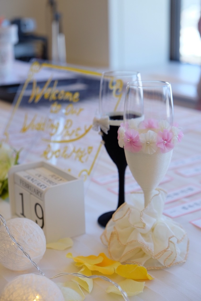 "5 Adorable Ways to Decorate Your Toasting Glasses for Photos, Sorted by Difficulty"にて紹介している画像