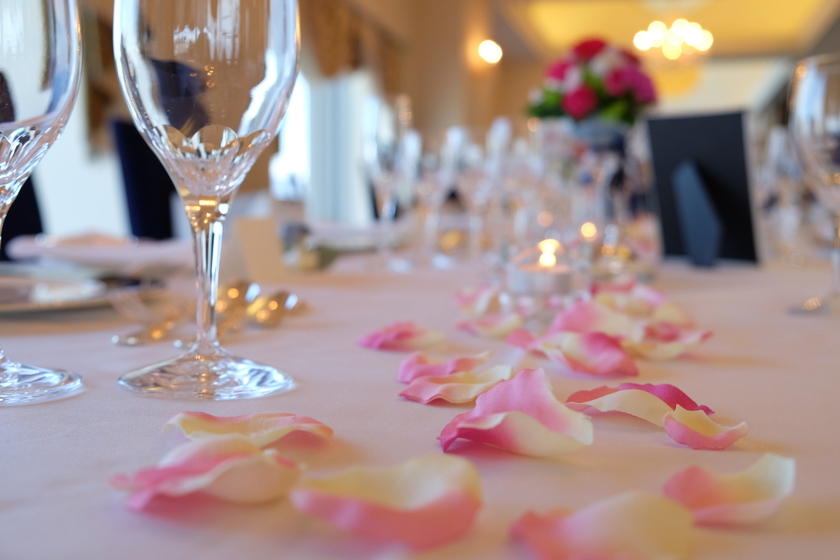 テーブルがぐっと華やぐ♡まわりにフラワーペタルを散らした卓上装花デザイン８選にて紹介している画像