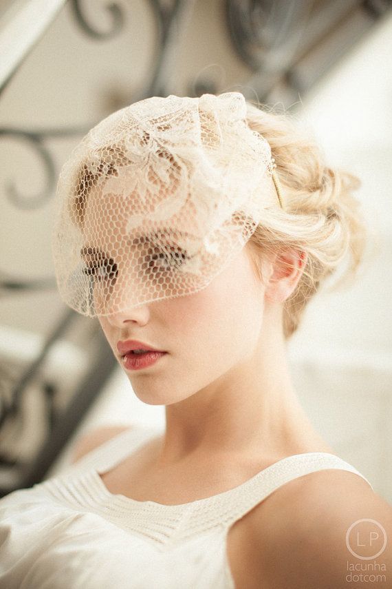 Can't Take My Eyes Off Him♡ Create an Adorably Cute and Pure Bride with a Short Veil*にて紹介している画像