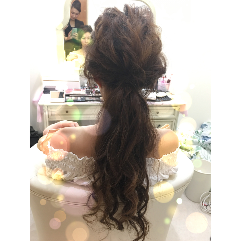 Charming and Cute: A Compilation of Popular Down Hairstyles for Your Wedding Reception ♡にて紹介している画像