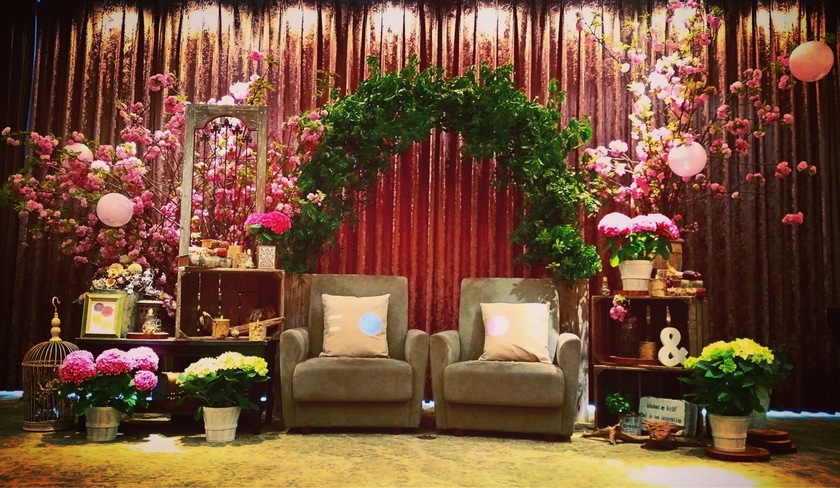 How to Choose Decorative Items for a Gorgeous Photo Backdrop at Your Wedding Reception♡にて紹介している画像