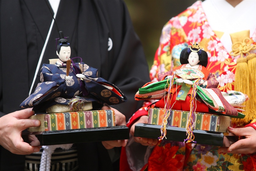 A Fun-Filled List of Unusual and Interesting Props Brought by Brides for Their Traditional Japanese Pre-Wedding Shoot ♡にて紹介している画像