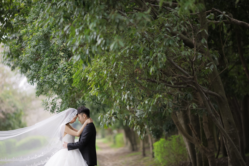 温柔氛围让人心动♡在婚礼照片中可爱地碰触额头的拍摄技巧にて紹介している画像