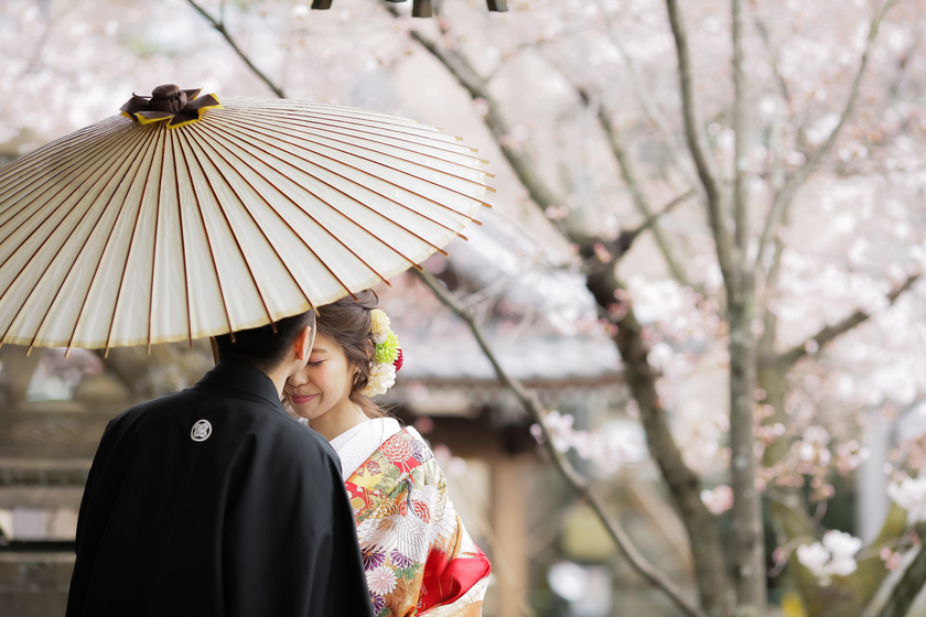 新郎亲吻新娘额头的可爱婚纱照合集♡表达甜蜜情感＊にて紹介している画像