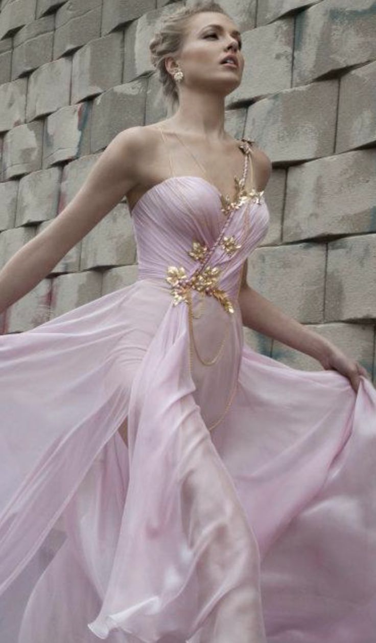 "I Want to Become a Special Woman: The Silk Dress as a Key to Elegance and Glamour"にて紹介している画像