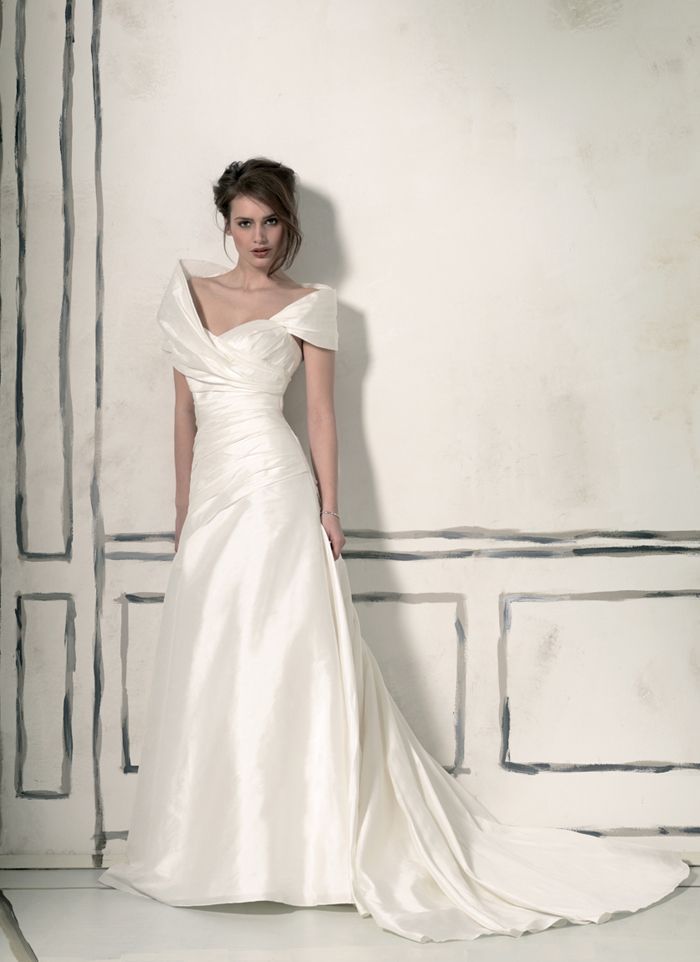 "I Want to Become a Special Woman: The Silk Dress as a Key to Elegance and Glamour"にて紹介している画像