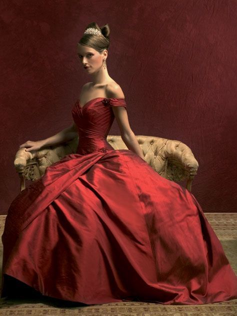 "I Want to Become a Special Woman: The Silk Dress as a Key to Elegance and Glamour"にて紹介している画像