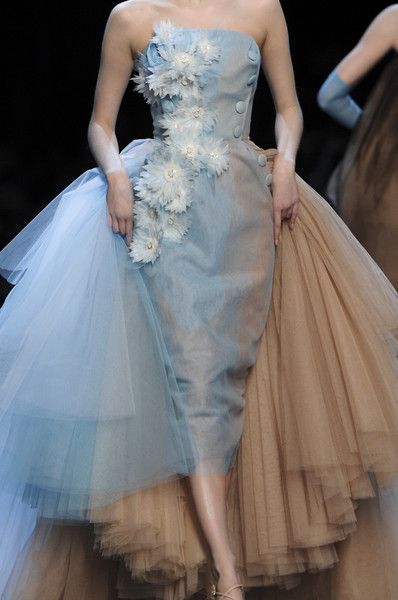 "I Want to Become a Special Woman: The Silk Dress as a Key to Elegance and Glamour"にて紹介している画像