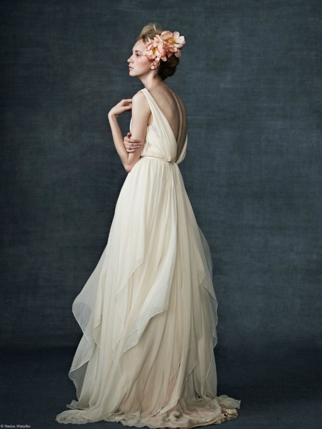 "I Want to Become a Special Woman: The Silk Dress as a Key to Elegance and Glamour"にて紹介している画像