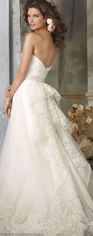 "I Want to Become a Special Woman: The Silk Dress as a Key to Elegance and Glamour"にて紹介している画像