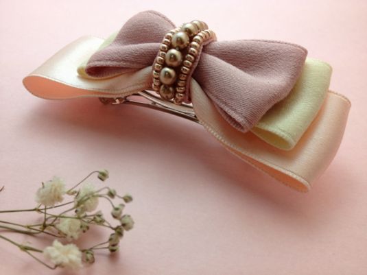 Full of Girly Taste: A Cute Ribbon Hair Arrangement Catalog by Four Different Styles ♩にて紹介している画像