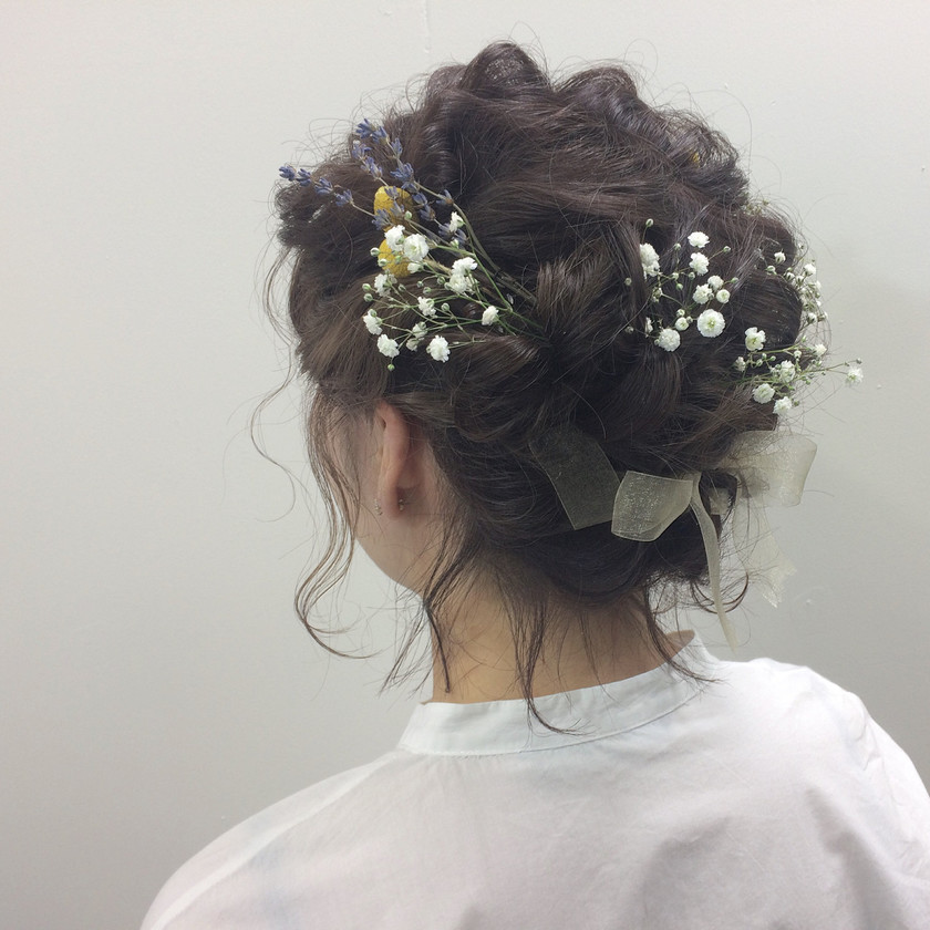 可憐で愛らしい雰囲気になる＊ぽんぽんランダムにお花を飾ったブライダルヘア特集♡にて紹介している画像