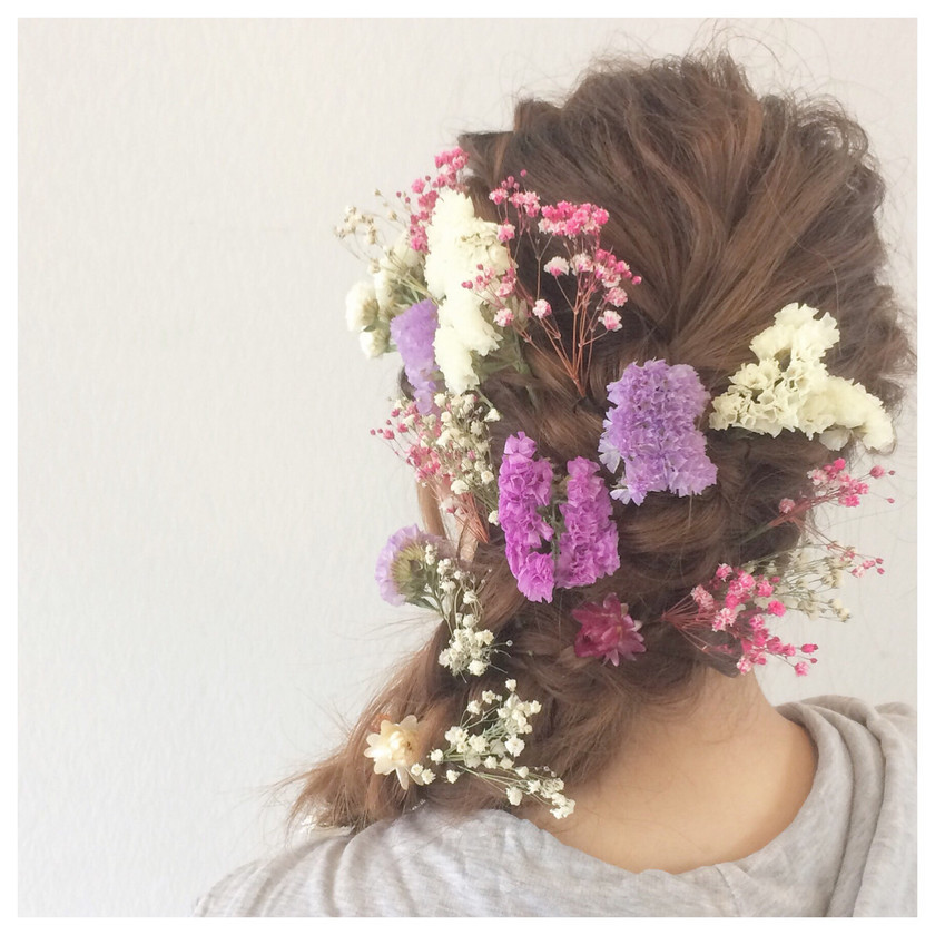 可憐で愛らしい雰囲気になる＊ぽんぽんランダムにお花を飾ったブライダルヘア特集♡にて紹介している画像