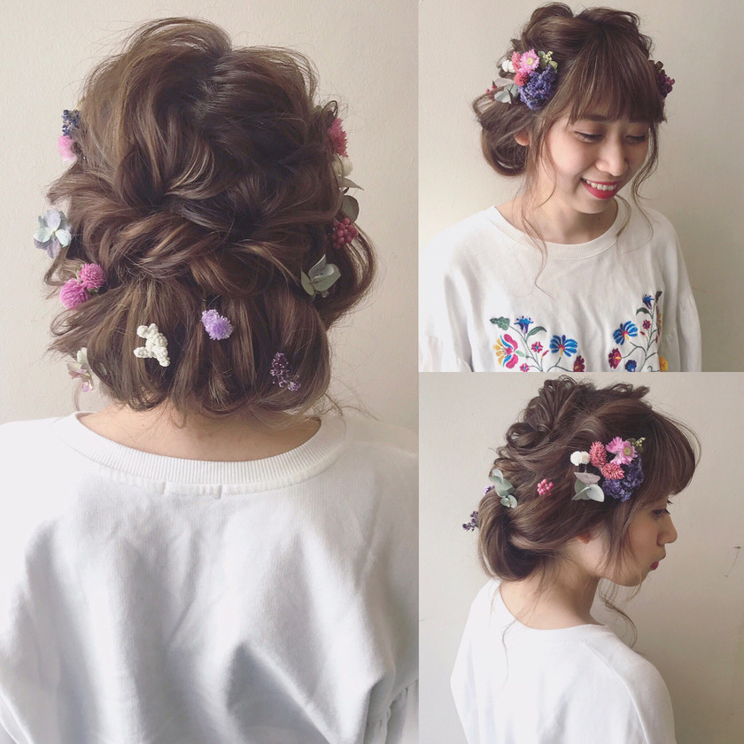 可憐で愛らしい雰囲気になる＊ぽんぽんランダムにお花を飾ったブライダルヘア特集♡にて紹介している画像