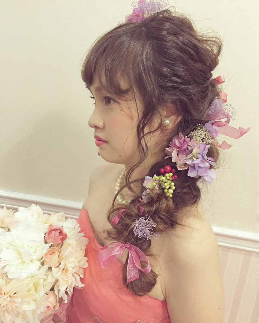 可憐で愛らしい雰囲気になる＊ぽんぽんランダムにお花を飾ったブライダルヘア特集♡にて紹介している画像