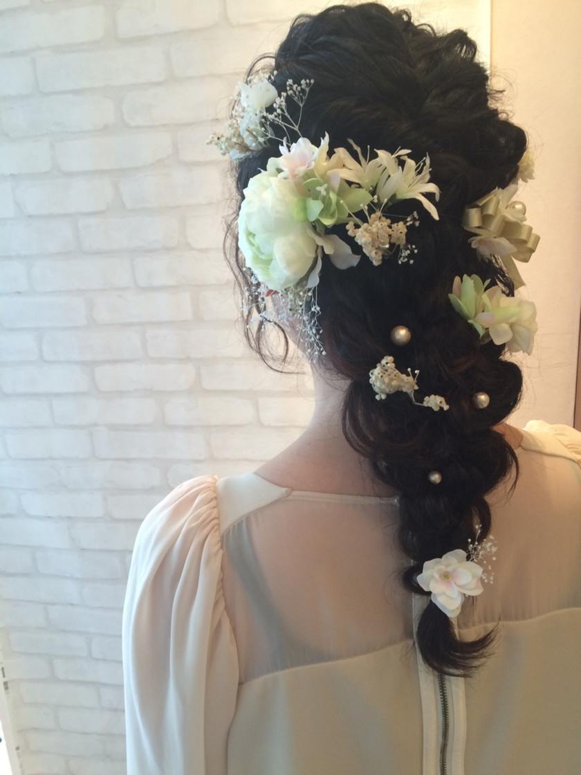 可憐で愛らしい雰囲気になる＊ぽんぽんランダムにお花を飾ったブライダルヘア特集♡にて紹介している画像
