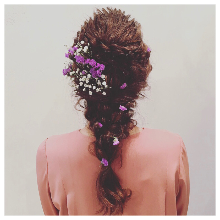 可憐で愛らしい雰囲気になる＊ぽんぽんランダムにお花を飾ったブライダルヘア特集♡にて紹介している画像