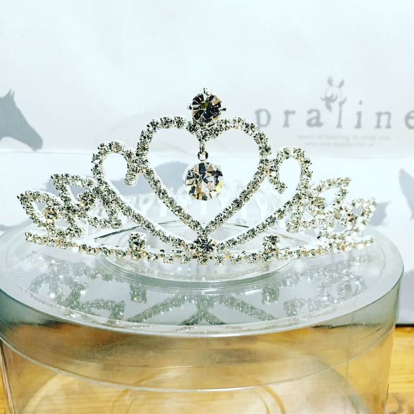 じわじわ増えてる＊『ティアラ』をちょっと変わった位置に着ける花嫁ヘアが流行ってるらしい♡にて紹介している画像