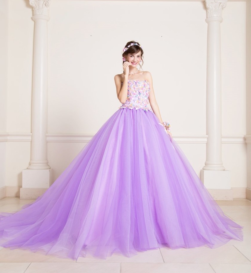 "Additional 40 Guests Invited to the Marry Dress Show Until 7 PM Today! Enjoy a Sweet Buffet too!"にて紹介している画像