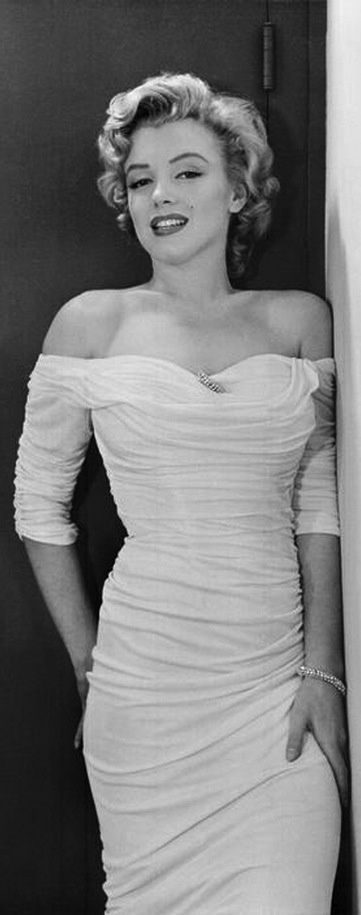 Stunningly Beautiful and Sexy Bridal Look: Dazzle in an Off-Shoulder Dress!にて紹介している画像