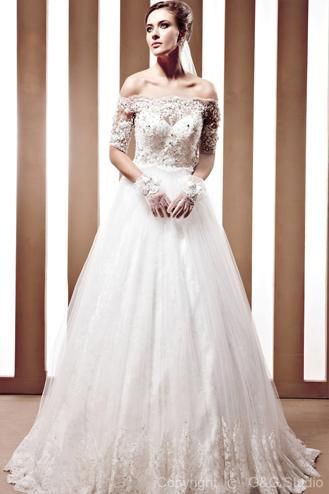 Stunningly Beautiful and Sexy Bridal Look: Dazzle in an Off-Shoulder Dress!にて紹介している画像