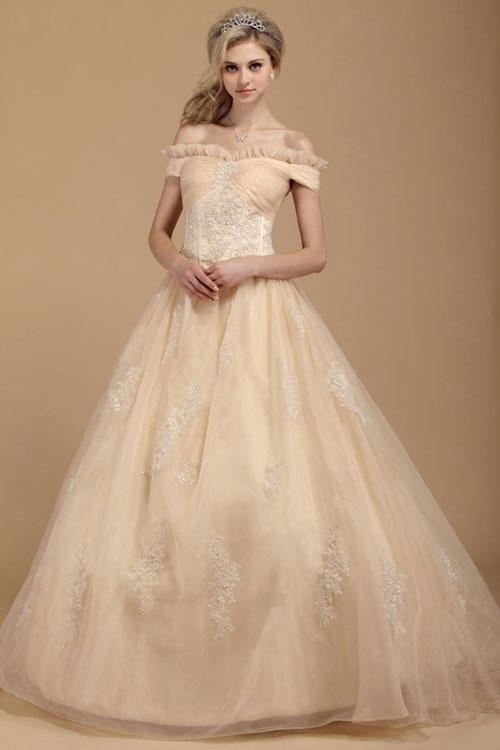 Stunningly Beautiful and Sexy Bridal Look: Dazzle in an Off-Shoulder Dress!にて紹介している画像