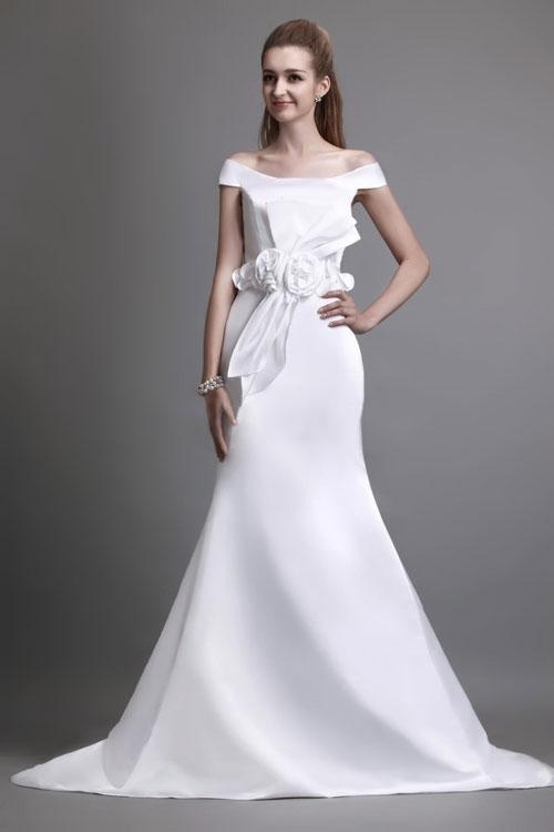 Stunningly Beautiful and Sexy Bridal Look: Dazzle in an Off-Shoulder Dress!にて紹介している画像