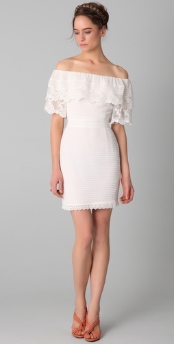 Stunningly Beautiful and Sexy Bridal Look: Dazzle in an Off-Shoulder Dress!にて紹介している画像