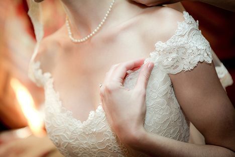 Stunningly Beautiful and Sexy Bridal Look: Dazzle in an Off-Shoulder Dress!にて紹介している画像