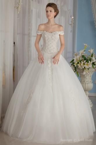 Stunningly Beautiful and Sexy Bridal Look: Dazzle in an Off-Shoulder Dress!にて紹介している画像