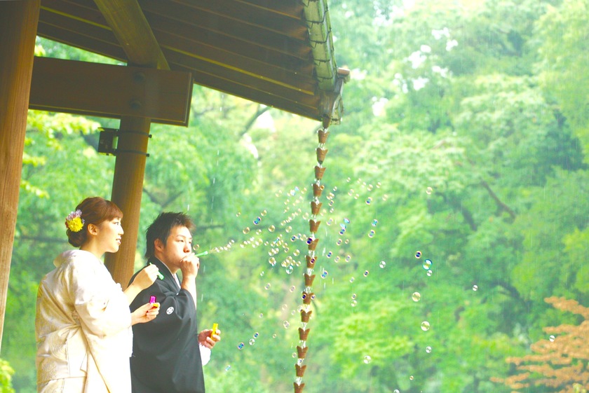 "Stunning Wedding Photos Capturing Natural Moments with Fluffy, Sparkling 'Soap Bubbles'!"にて紹介している画像