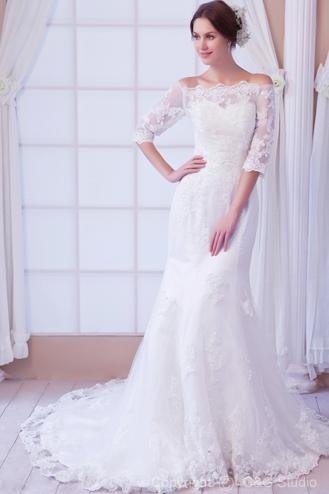 Stunningly Beautiful and Sexy Bridal Look: Dazzle in an Off-Shoulder Dress!にて紹介している画像