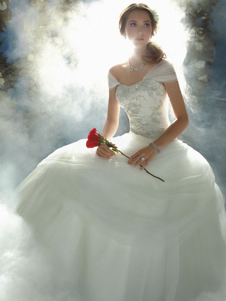 Stunningly Beautiful and Sexy Bridal Look: Dazzle in an Off-Shoulder Dress!にて紹介している画像