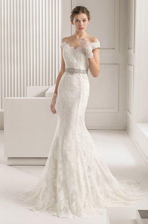 Stunningly Beautiful and Sexy Bridal Look: Dazzle in an Off-Shoulder Dress!にて紹介している画像