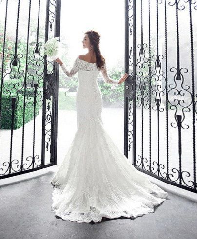 Stunningly Beautiful and Sexy Bridal Look: Dazzle in an Off-Shoulder Dress!にて紹介している画像