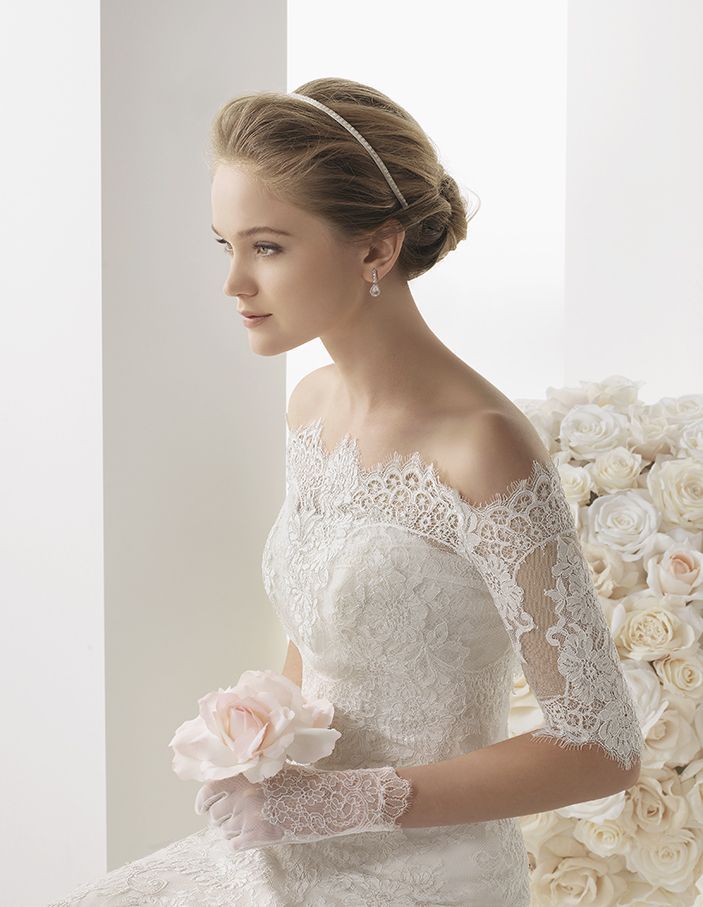 Stunningly Beautiful and Sexy Bridal Look: Dazzle in an Off-Shoulder Dress!にて紹介している画像