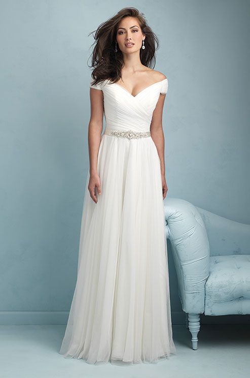 Stunningly Beautiful and Sexy Bridal Look: Dazzle in an Off-Shoulder Dress!にて紹介している画像