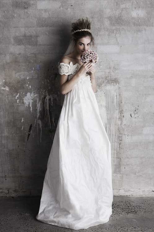 Stunningly Beautiful and Sexy Bridal Look: Dazzle in an Off-Shoulder Dress!にて紹介している画像
