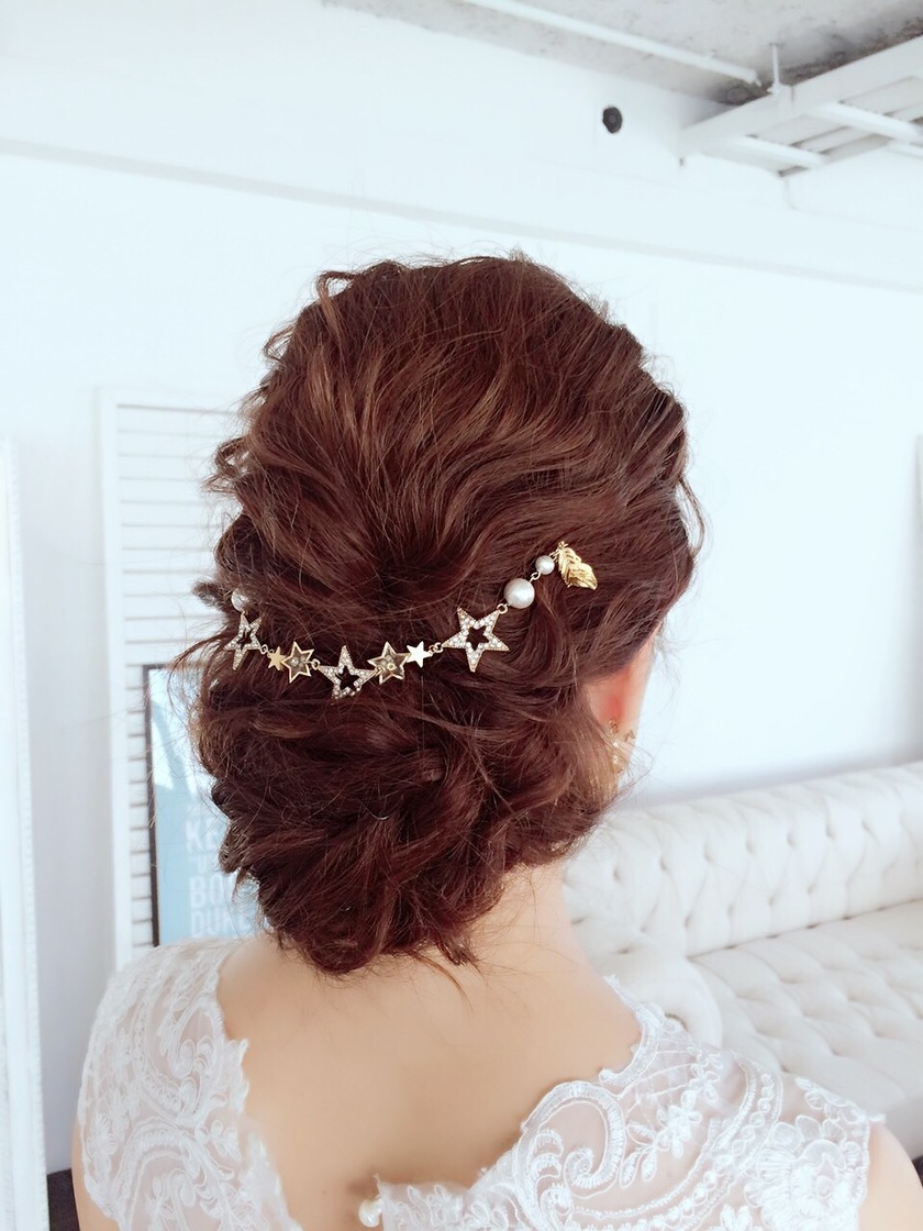 "Chic and Natural: A Catalog of Overseas-Inspired Bride Hairstyles 'Gibson Tuck'"にて紹介している画像